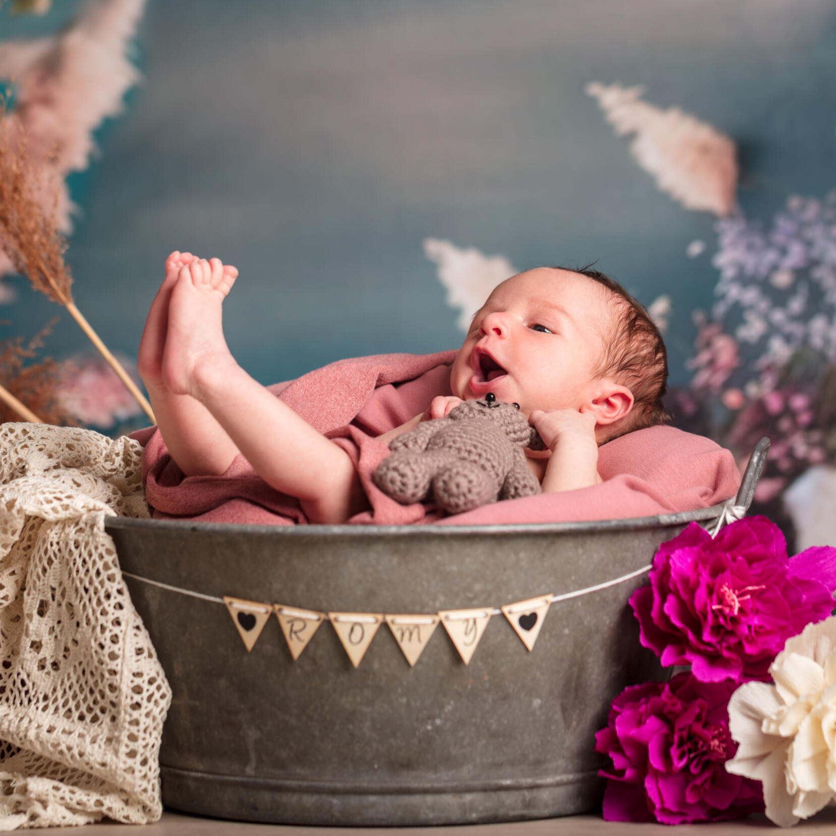 Bébé dans panier — studio Deux-Quatre, Guebwiller Bébé dans panier — studio Deux-Quatre, Guebwiller